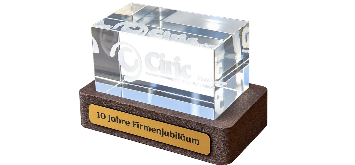 Izdelani poslovni kristal s 3D logotipom Ciric GmbH ob 10-letnici, pogled pod kotom