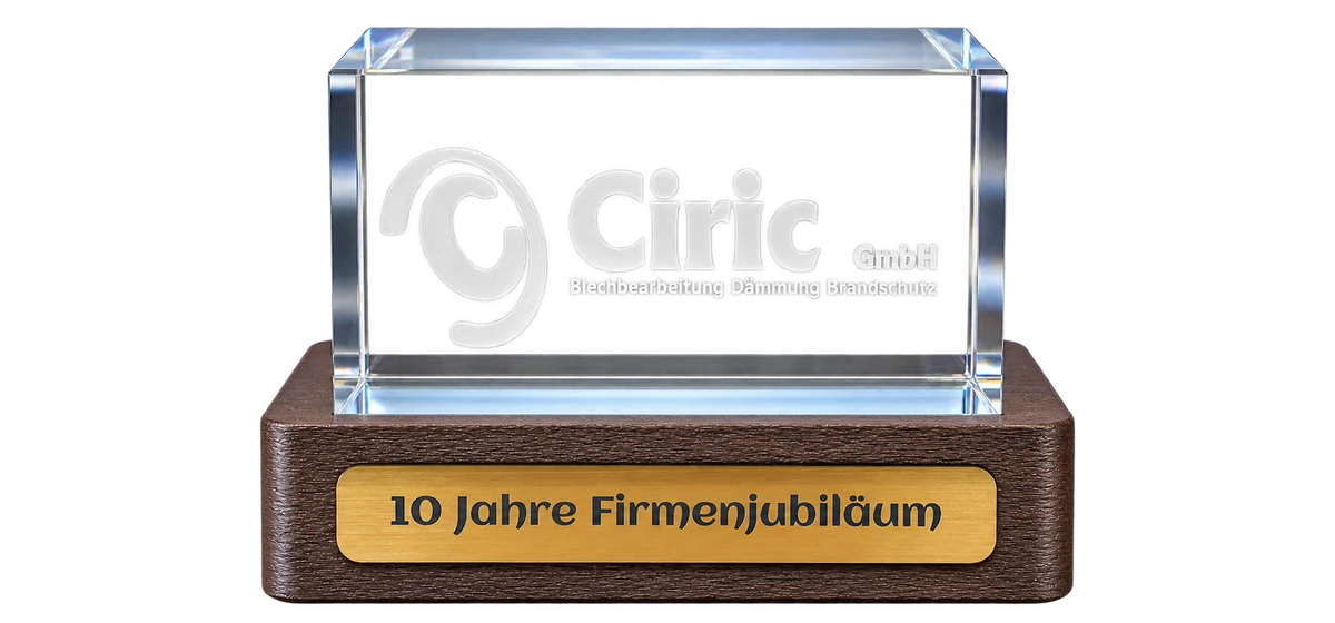 Izdelani poslovni kristal s 3D logotipom Ciric GmbH ob 10-letnici, pogled od spredaj