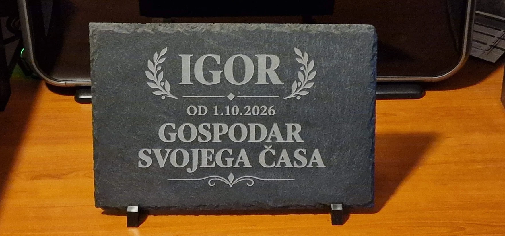 Izdelana gravirana plošča iz skrilavca z imenom Igor in posvetilom Gospodar svojega časa za upokojitev