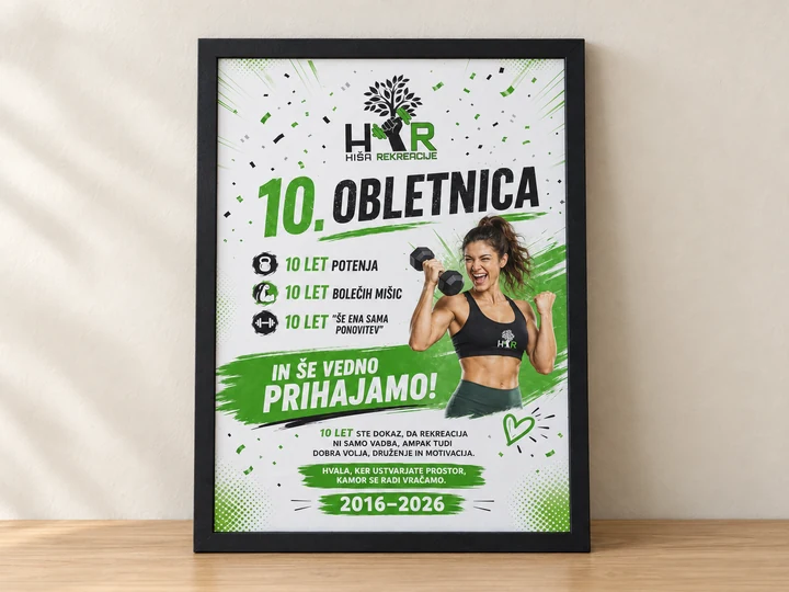 Personaliziran plakat v okvirju – prikaz z izmišljeno osebo